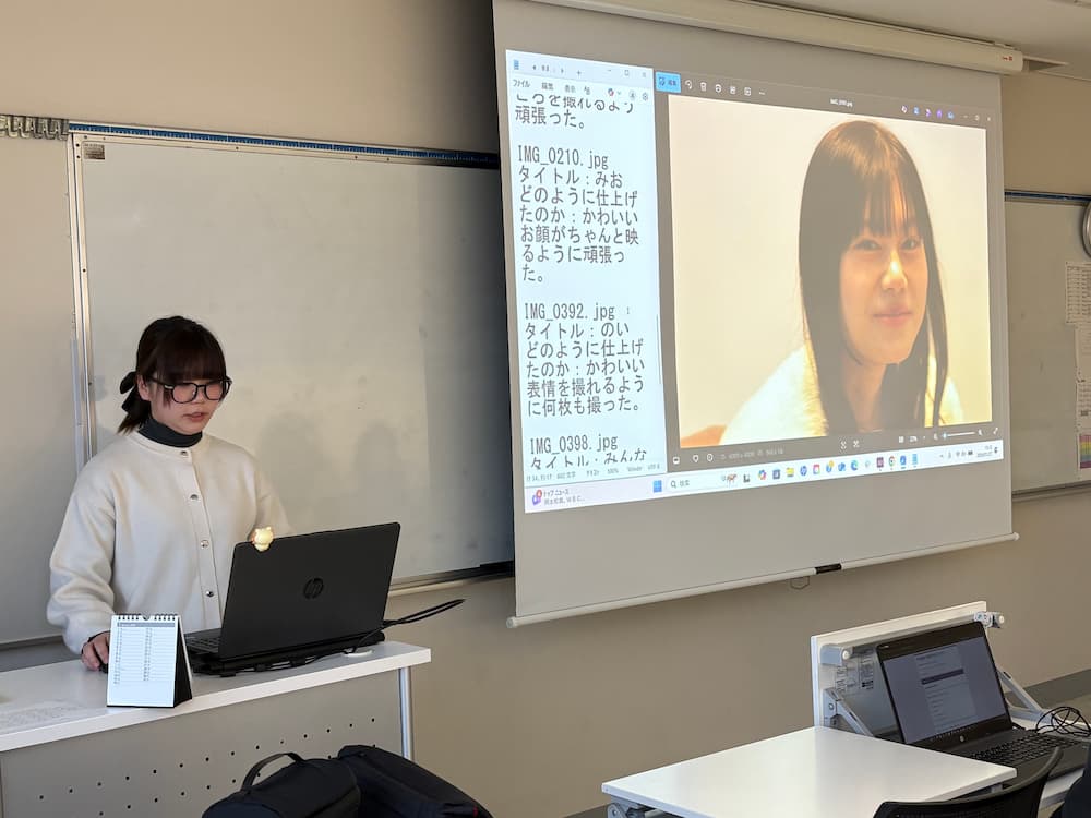 姫路情報システム専門学校のネットメディアクリエイターコースの学生が写真の発表している様子