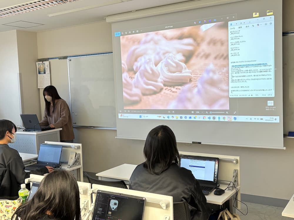 姫路情報システム専門学校のネットメディアクリエイターコースの学生が作品の発表している様子