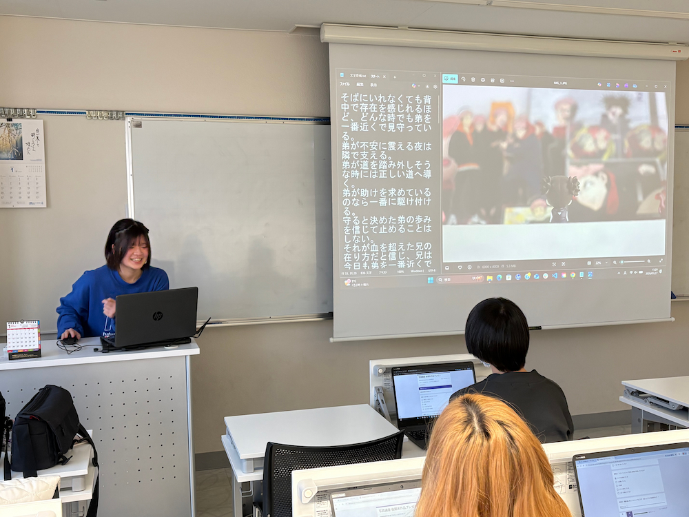 姫路情報システム専門学校のネットメディアクリエイターコースの学生が写真の発表している様子